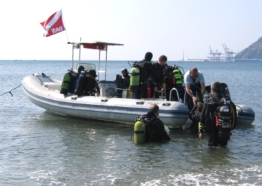 Gruppo di subacquei in partenza per un immersione dal Torino Diving